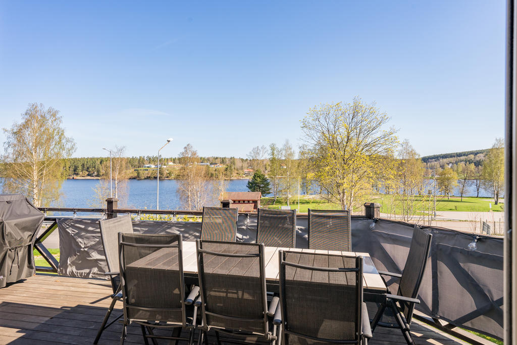 Uteplats med sjöutsikt och plats för utemöbler. 