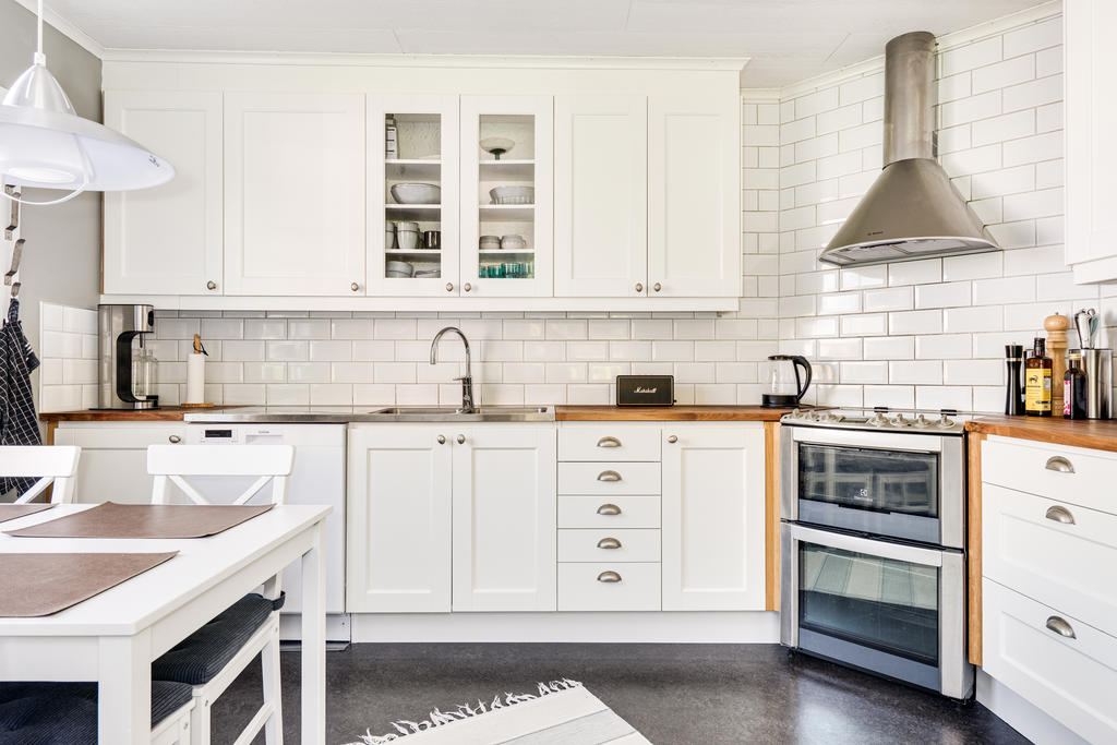 Rymligt och modernt kök med plats för separat matpgrupp.