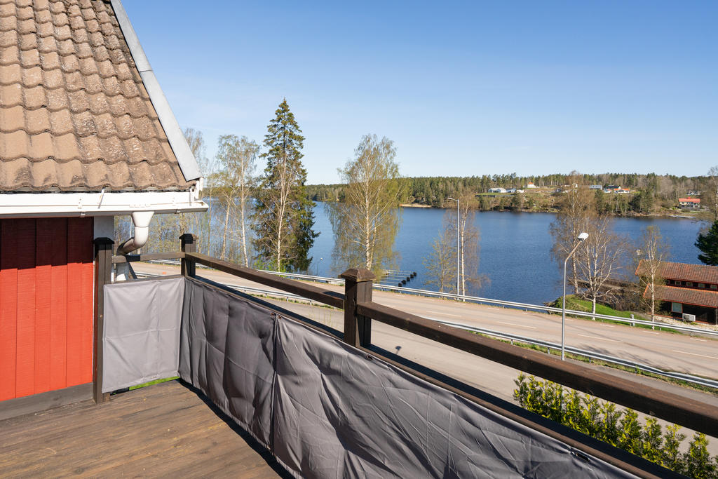 Vacker sjöutsikt från balkongen på övre plan. 