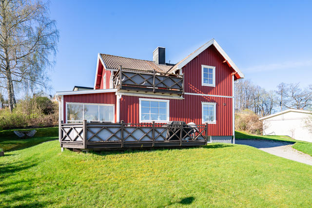 Välkommen till Storgtan 51! Centralt belägen med sjöutsikt i omtyckta Bengtsfors med gångavstånd till både badplats och butiker!