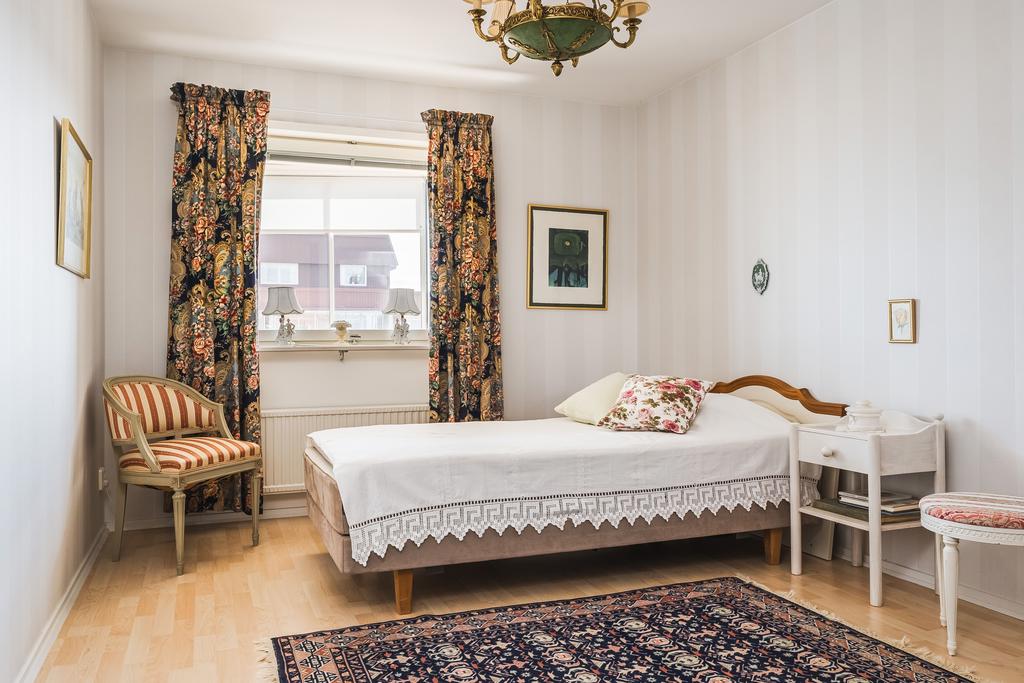 Sovrum med inbyggd garderob