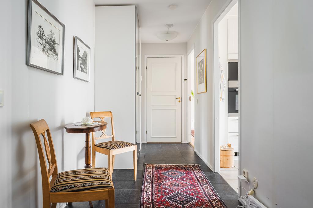 Hall med både garderob och klädkammare i anslutning