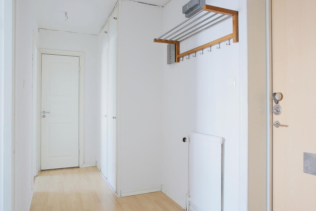 Hall med garderobsförvaring, dörr till badrum 