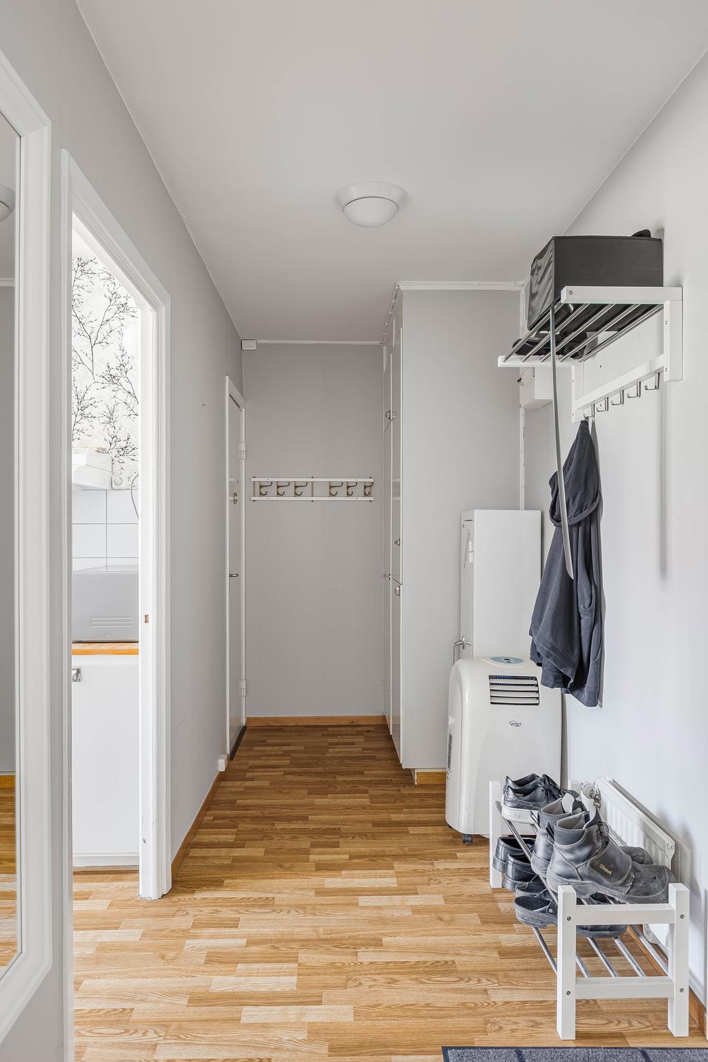 Hall mot kök/badrum