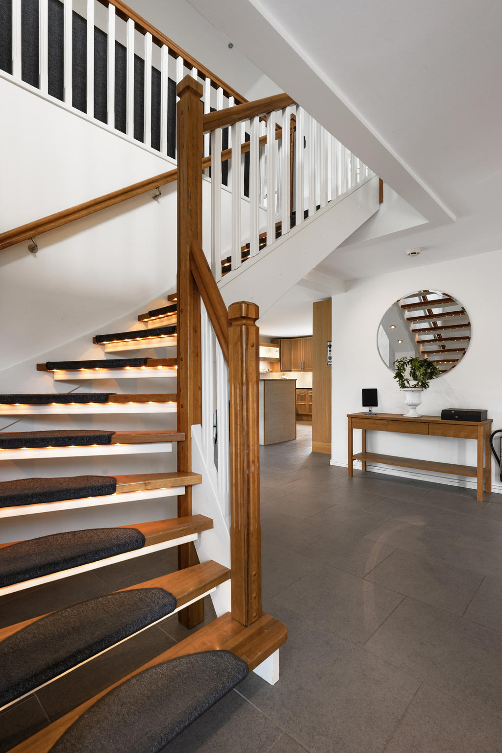 Vackert designad trapp till övre plan