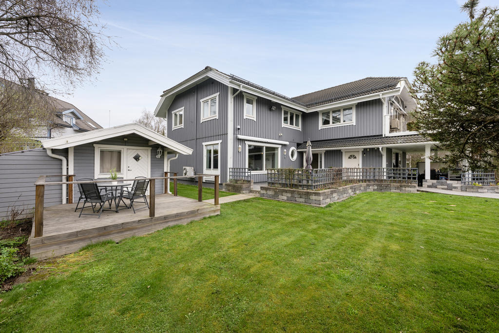 Altan till mindre byggnad