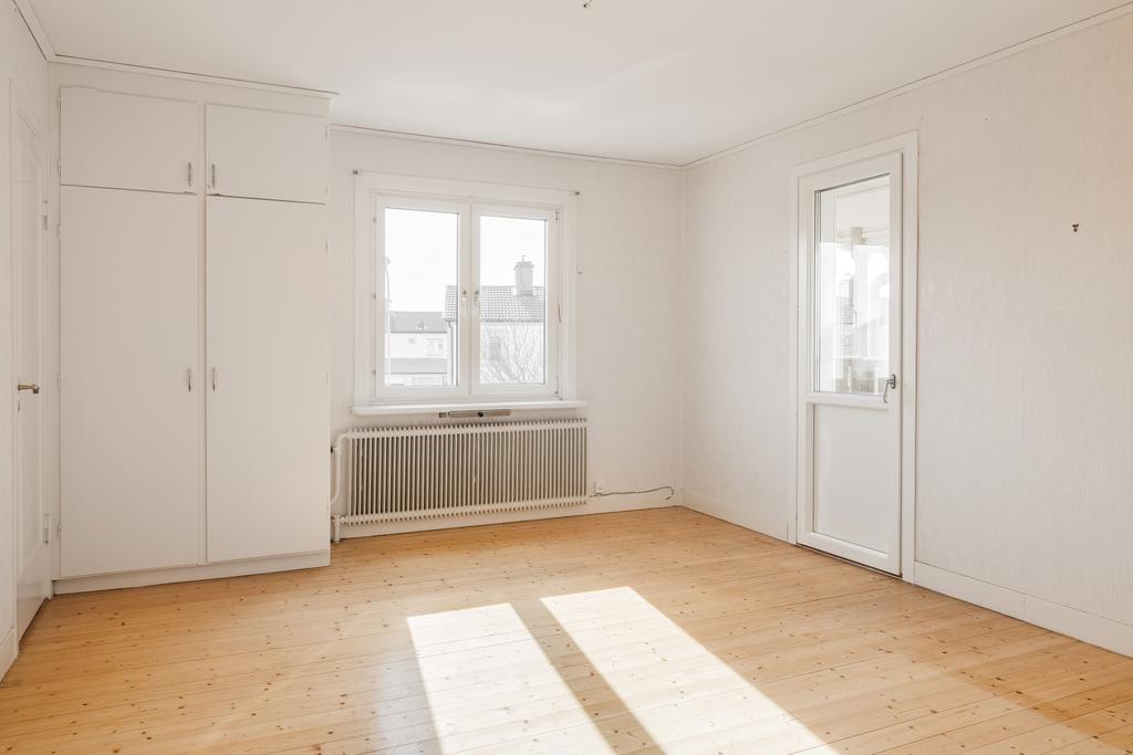 Sovrum med utgång till balkong  andra våning