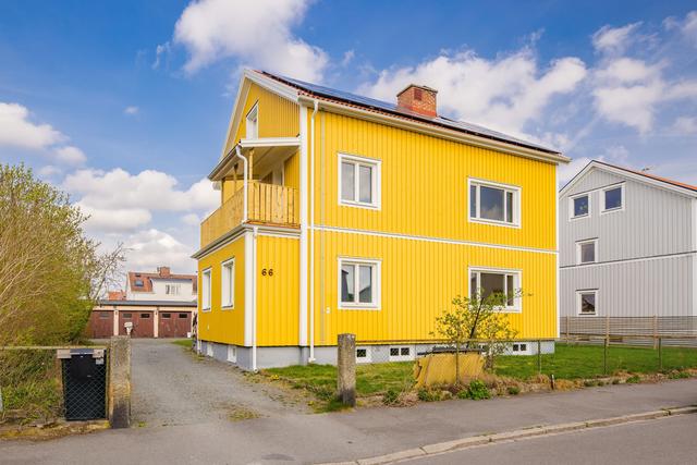Fasad mot De la Gardievägen 