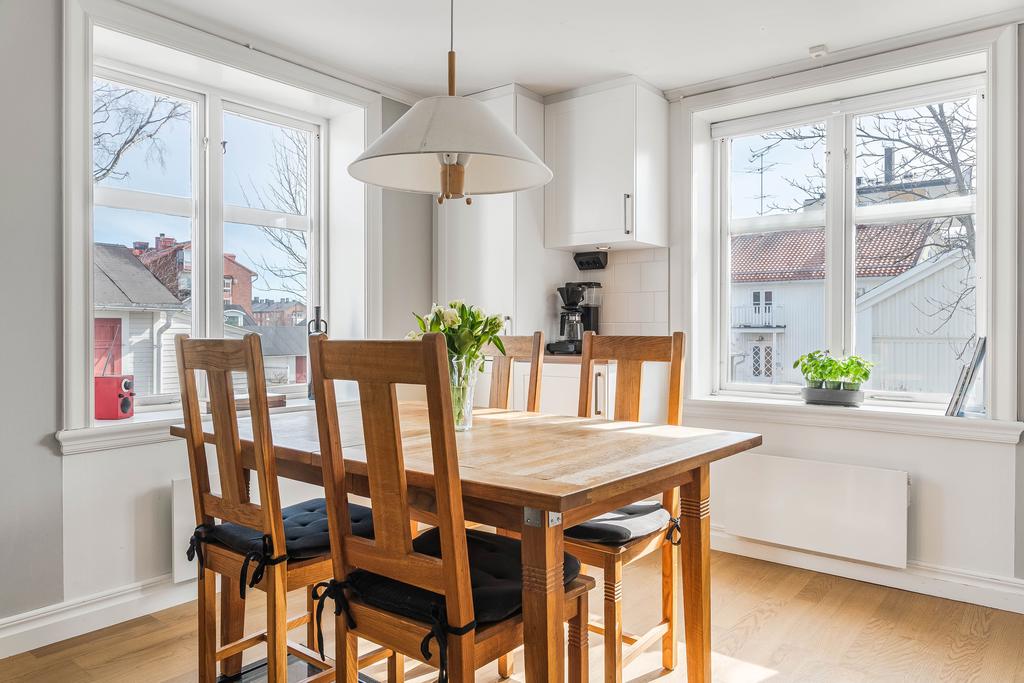 Fint ljusinsläpp från fönster i två väderstreck 