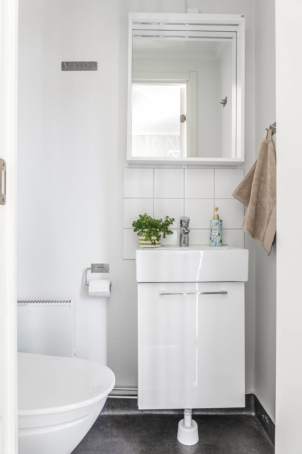 Wc med ingång från hallen 