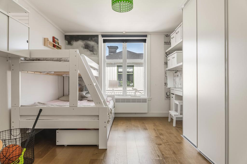 Rymligt sovrum med bra förvaring via garderober