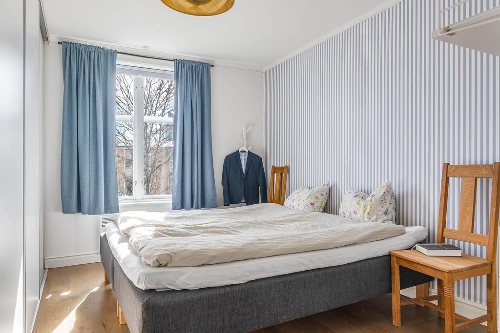 Sovrum med bra förvaring via garderober med skjutdörrar