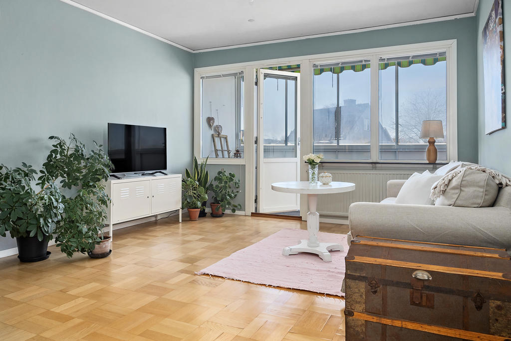 Vardagsrum med utgång till balkong