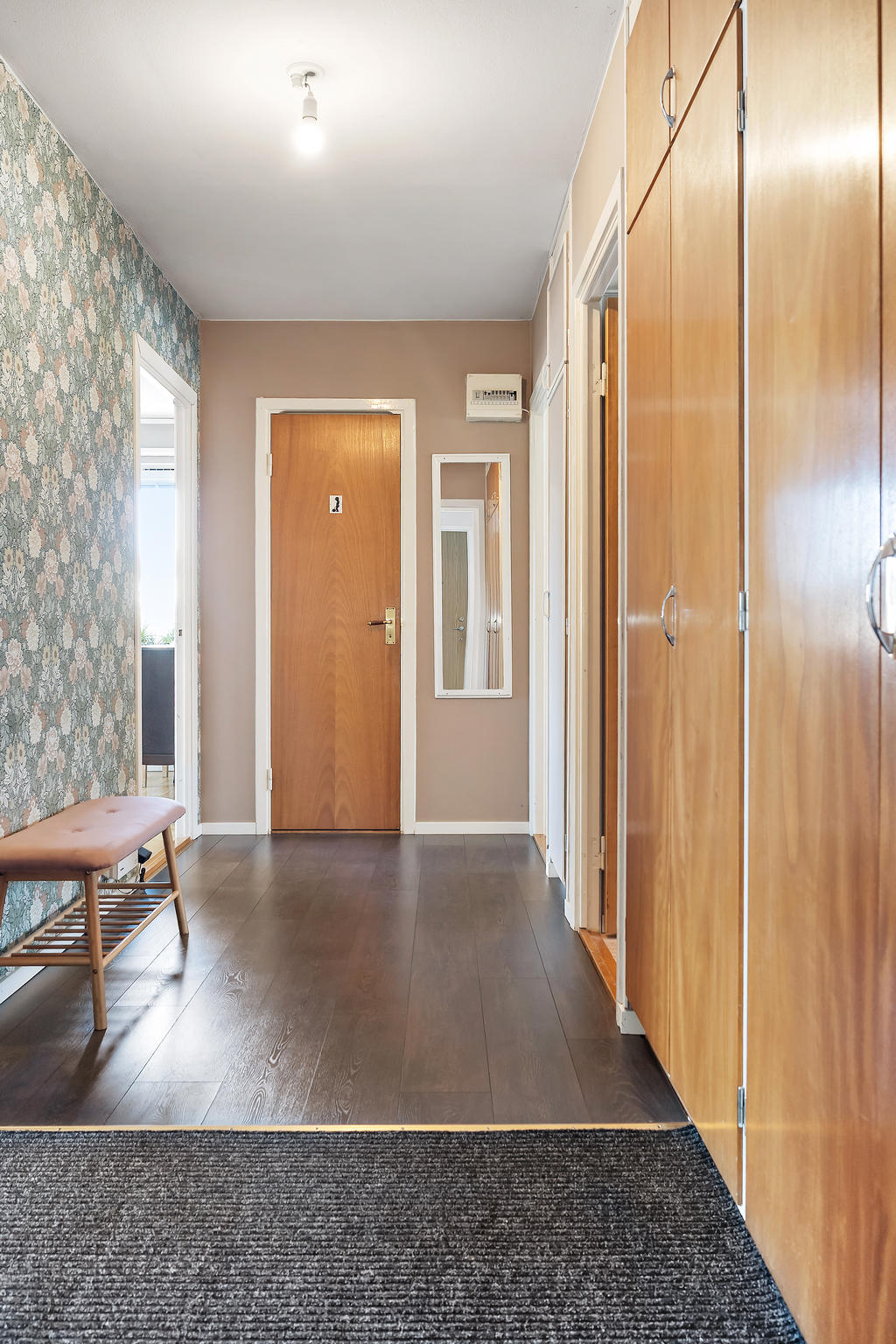 Entréhall mot vardagsrum och badrum