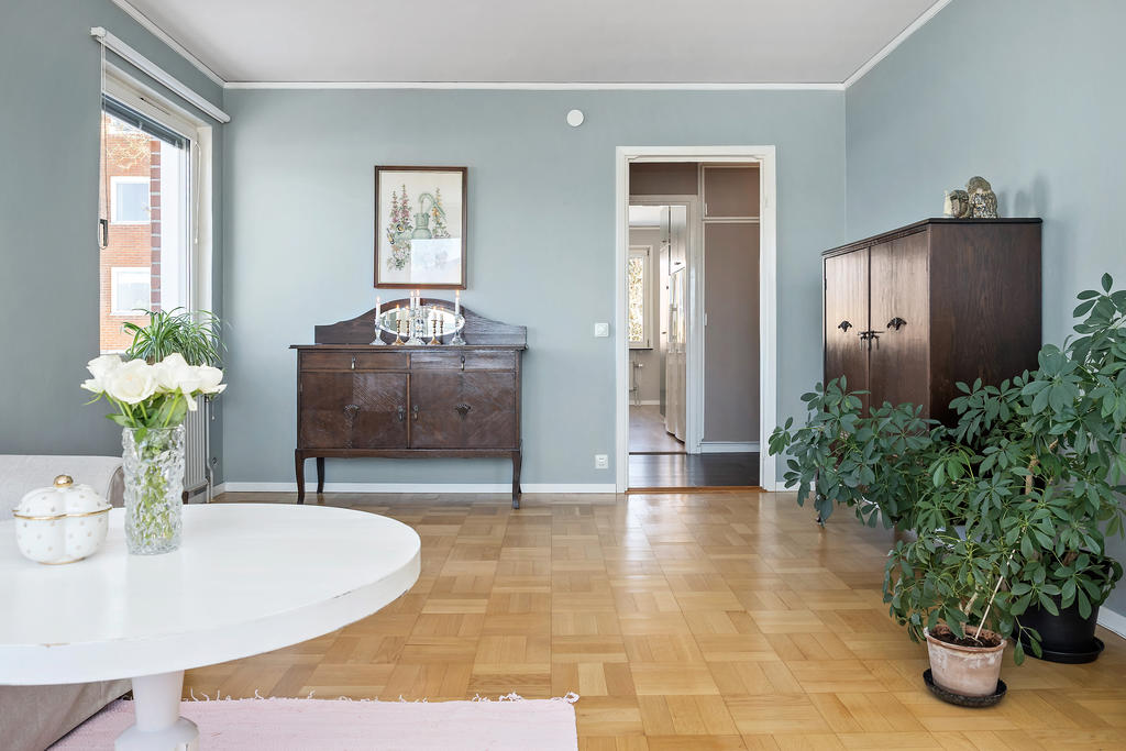 Ljust vardagsrum med fönster i två väderstreck