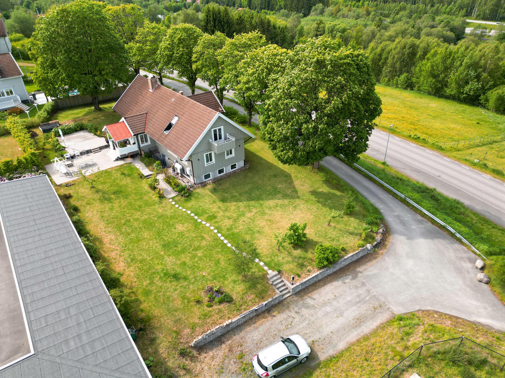 2 stora uppfarter intill huset. 