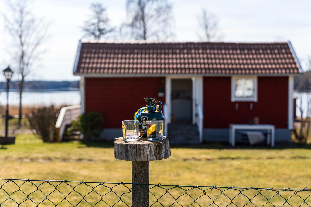 Varje Lördag kl 18 har grannarna samlats vid staketet och firat in helgen över ett glas whiskey. 