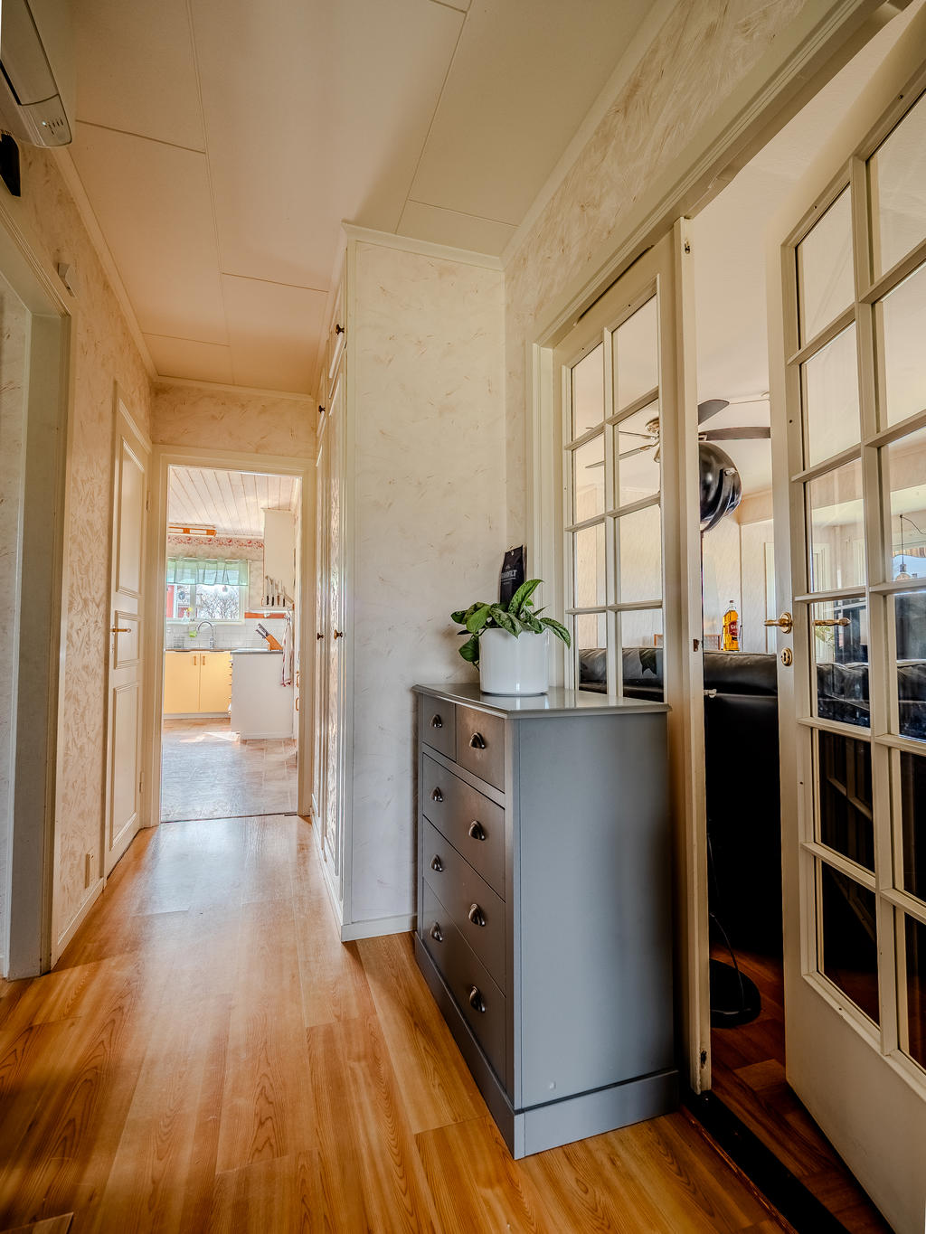 Hall med dubbeldörrar in till vardagsrummet