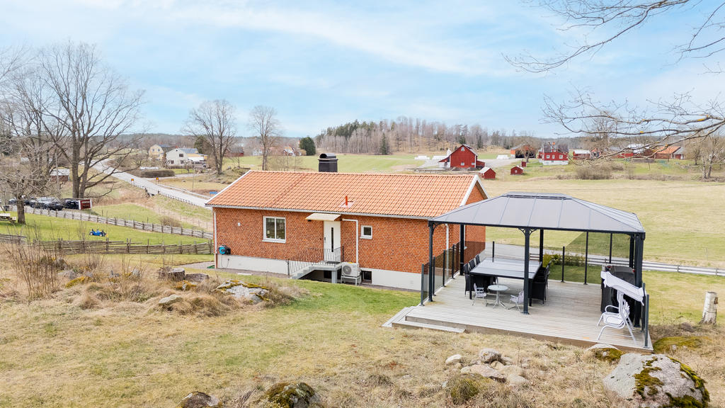 Fin paviljong med utsikt över landskapet