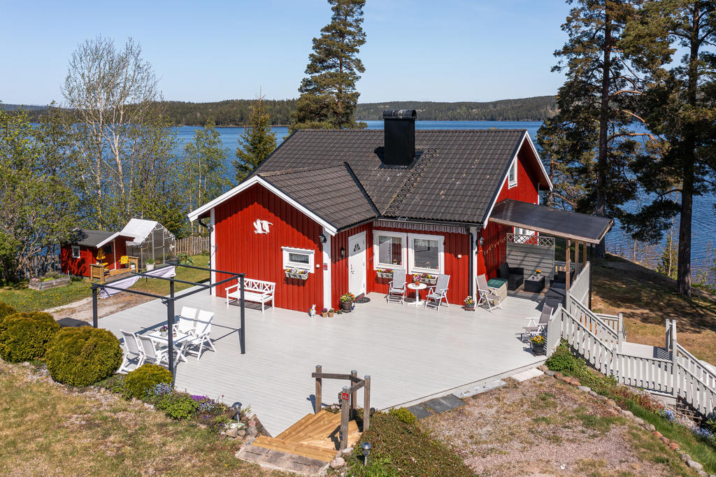Stort altandäck med gott om plats för utemöbler. Många härliga soltimmar!