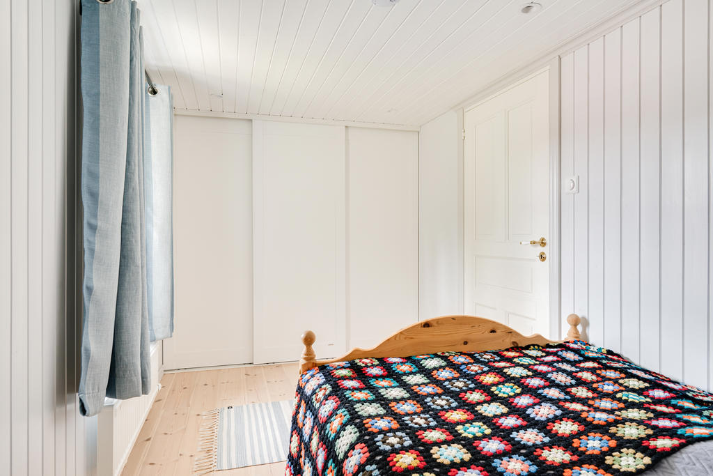 Sovrum 2 med garderober.