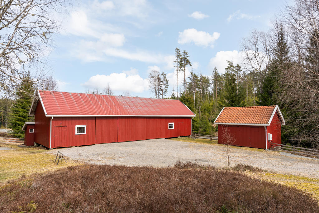 Ladugård och ett fristående förråd. 