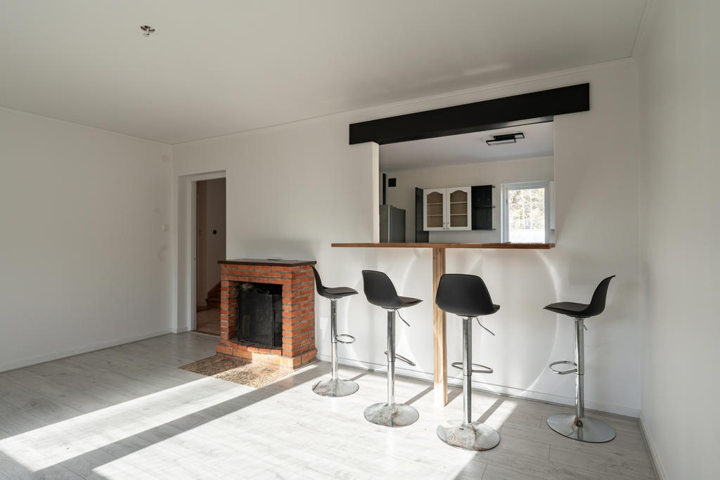 Vardagsrummet med öppningen in mot köket som skapar en härlig atmosfär.