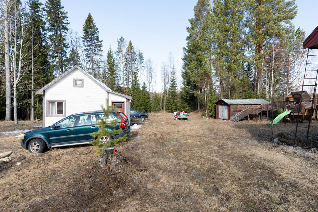 På gården finns det gästhus, förråd och lekställning.