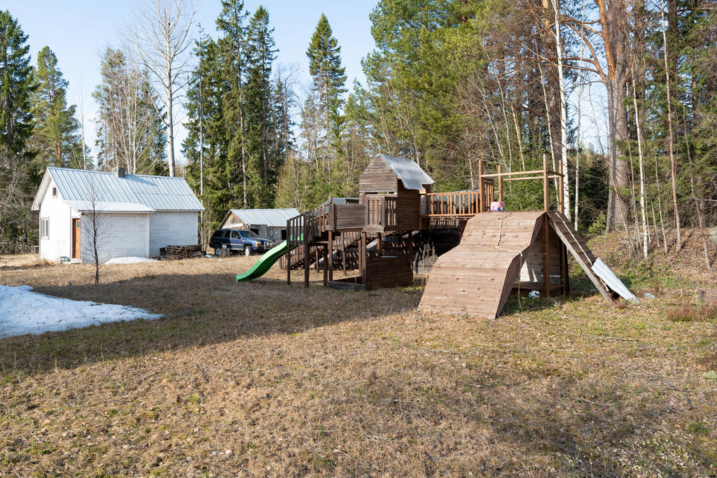 Fantastiskt fin lekställning med både rutschkana och klättringsmöjligheter.