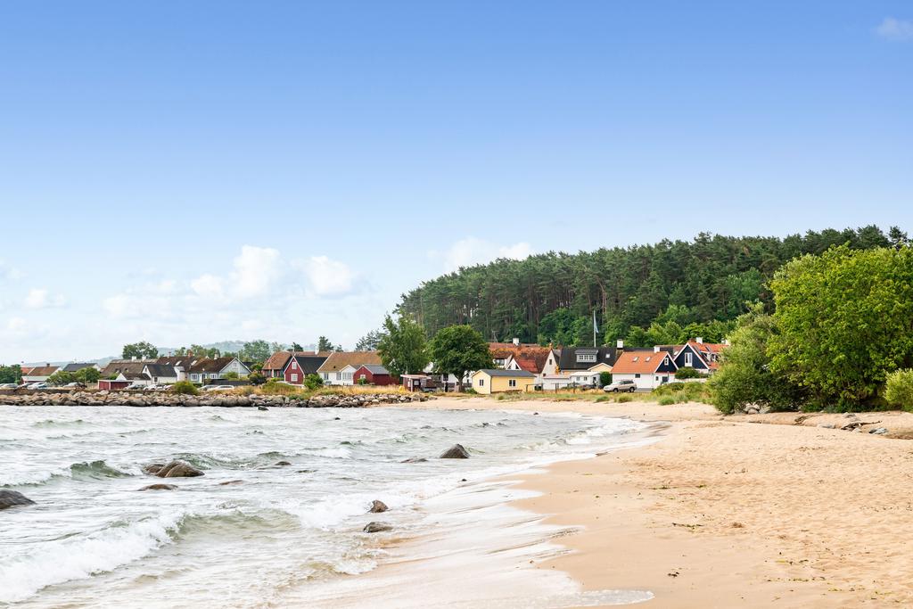 Närmaste stranden är i Vitemölla, en pittoresk liten fiskeby 