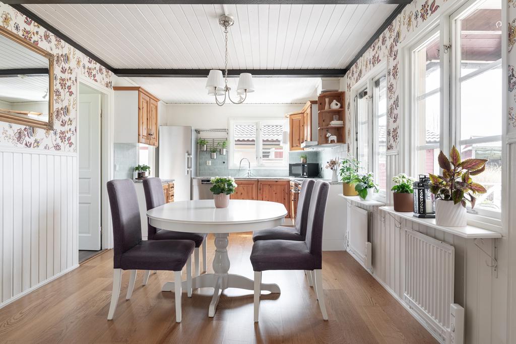 Matplatsen är centralt placerad i bostaden