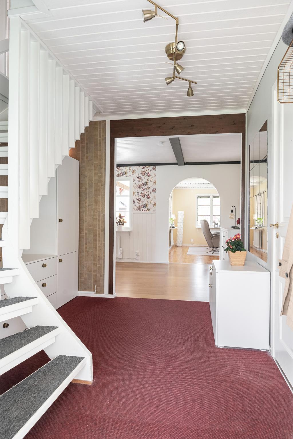 Entréhall mot matrum och vardagsrum