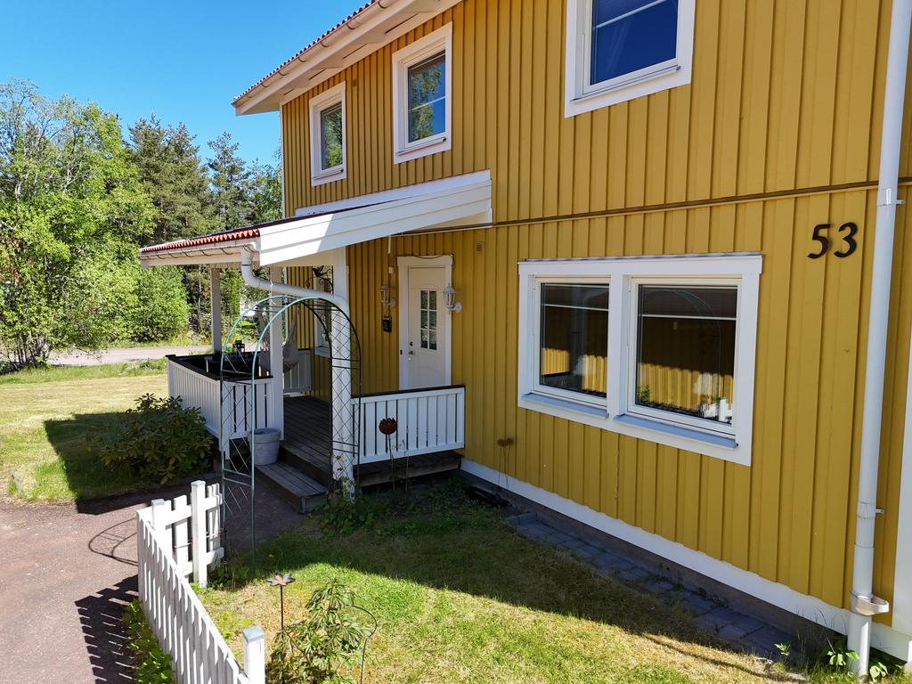 En välkomnande entré med farstukvist. 