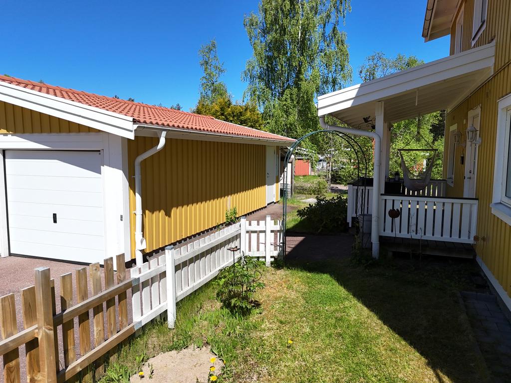 Eget garage och förråd. 