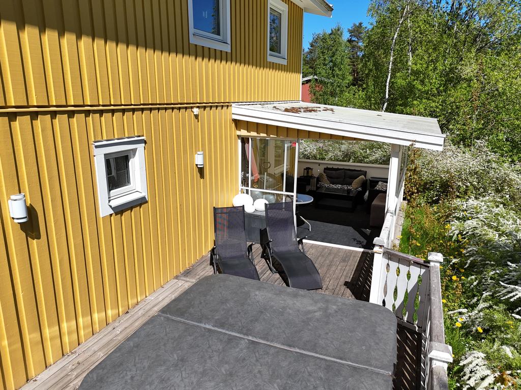 Här finns även en altad med ena delen takad med bästa solläge.