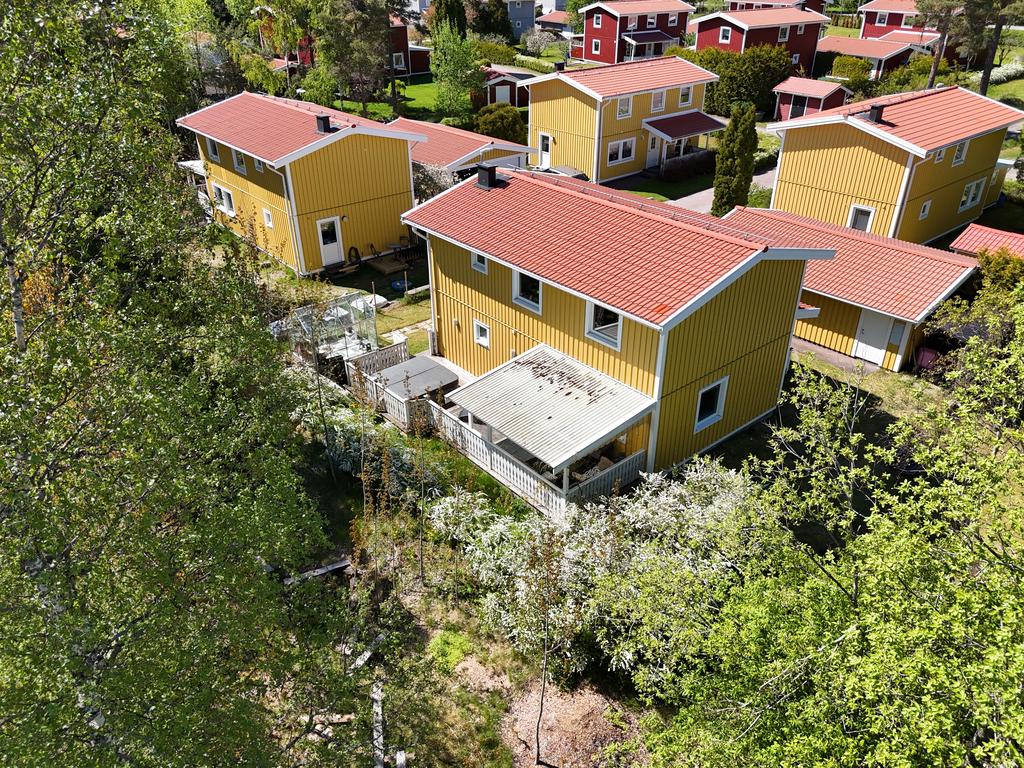 Baksidan är insynsskyddad med lummiga buskar och träd. 