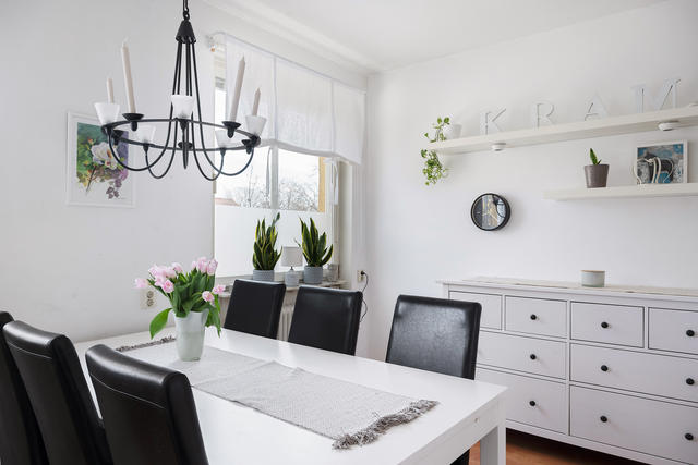 Ljusinsläpp från två fönster.