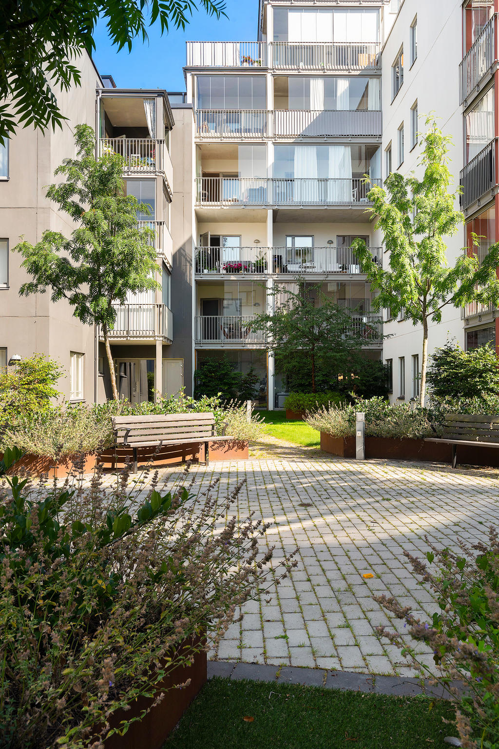 Trevlig innergård med sittplatser