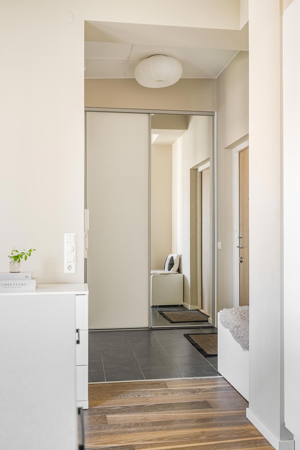 Hall med klinkergolv och skjutdörrsgarderob
