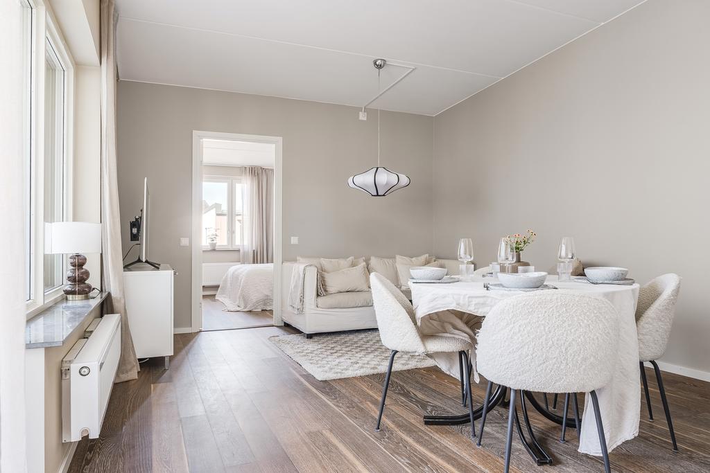 Vardagsrum med plats för både soffgrupp och matgrupp