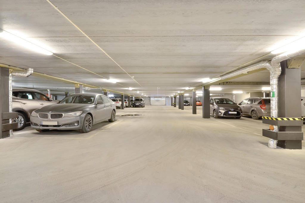Garage i källaren som nås direkt med hiss