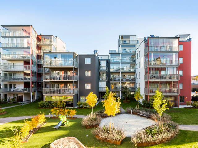 Lägenhet med inglasad balkong mot innergård.