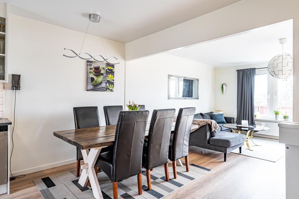 Intill arbetsköket finns plats för stor och rymlig matplats.