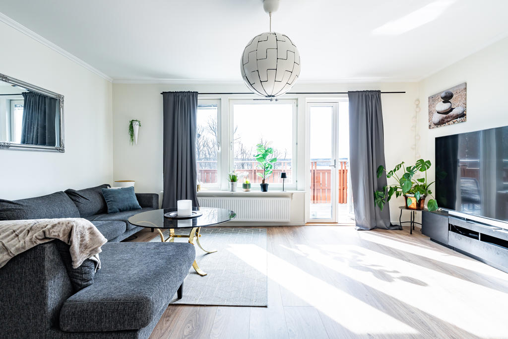 Utgången till balkongen är i vardagsrummet.