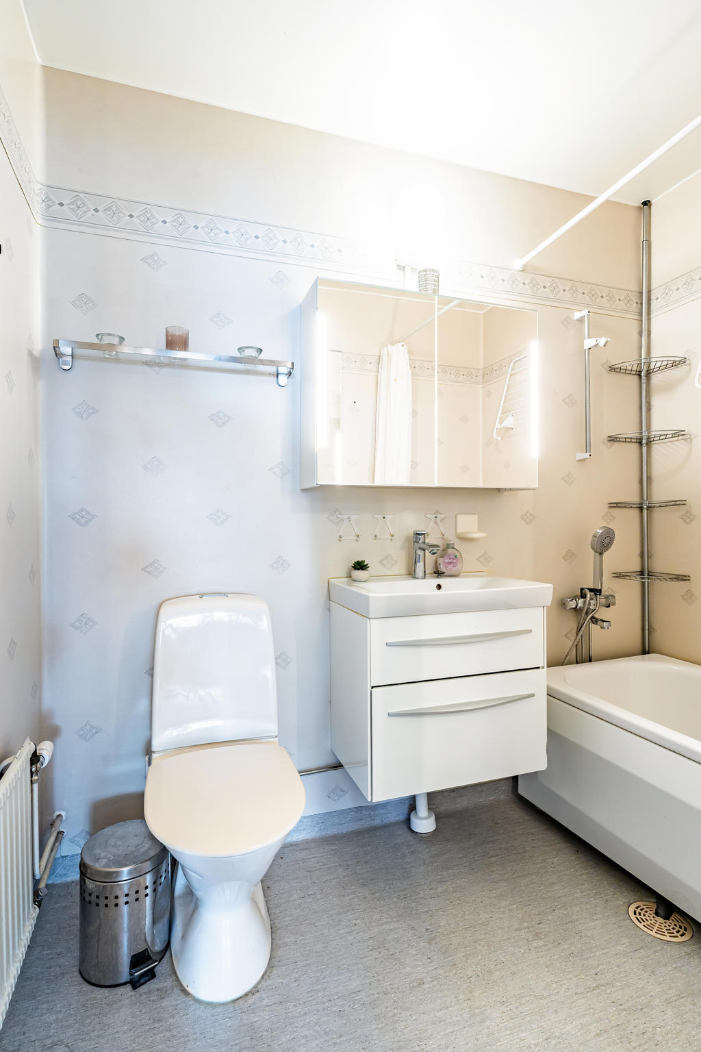 I badrummet finns wc, badkar och tvättställskommod !