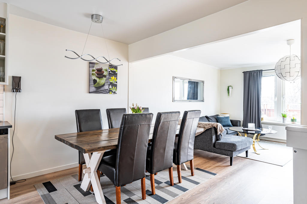 Intill arbetsköket finns plats för stor och rymlig matplats.