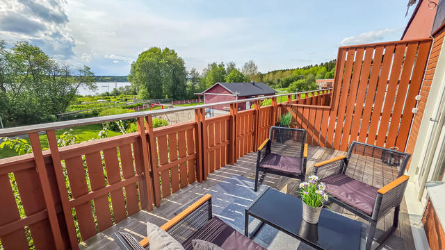Balkongen ovanför altanen har elstyrd markis.  Liten egen täppa