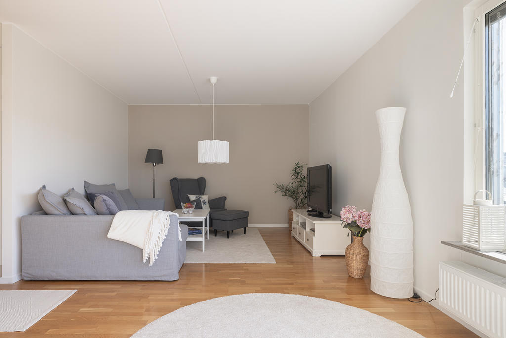 Plats för en rejäl soffgrupp finns.