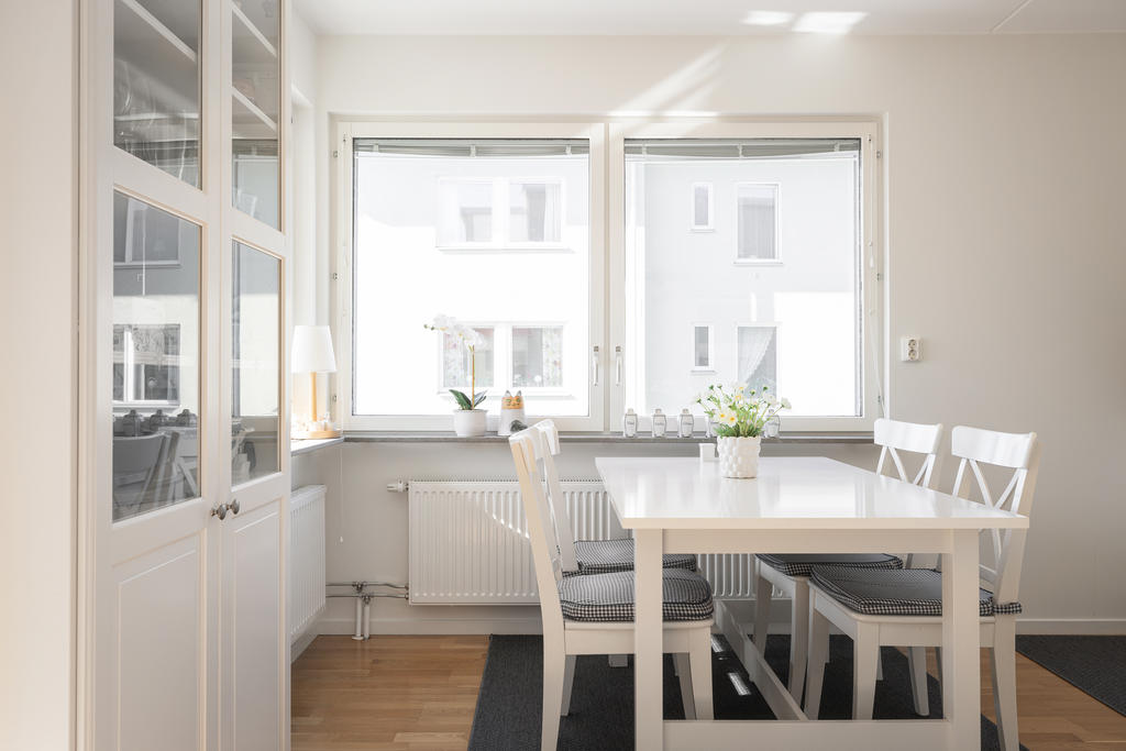 Plats för ett rejält köksbord finns. 