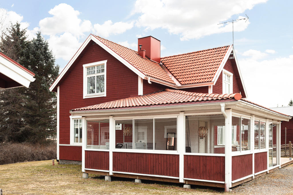 Den stora verandan blir ett extra rum under sommarhalvåret